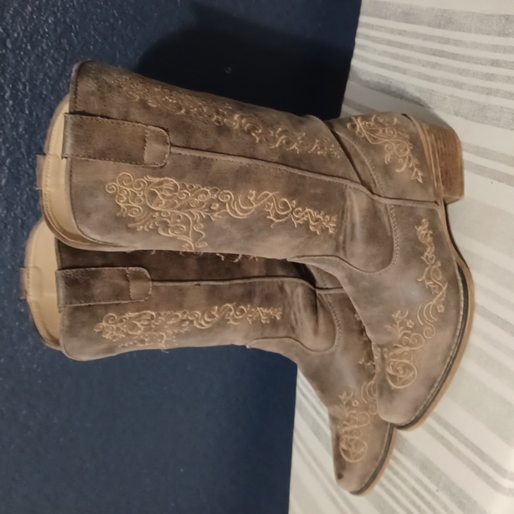 Women's Roper Boots with stitched designs